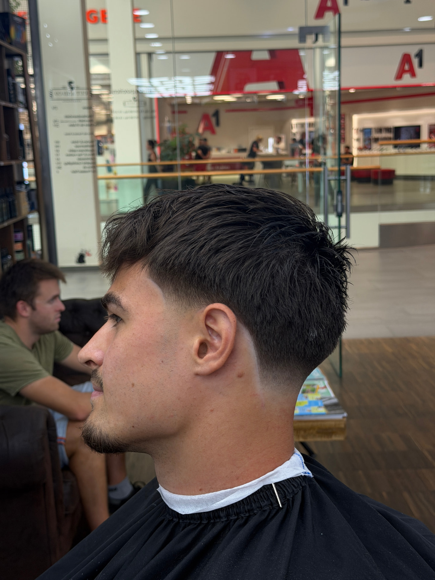 Kundenfoto im Salon — Cut & Co Barbershop Graz