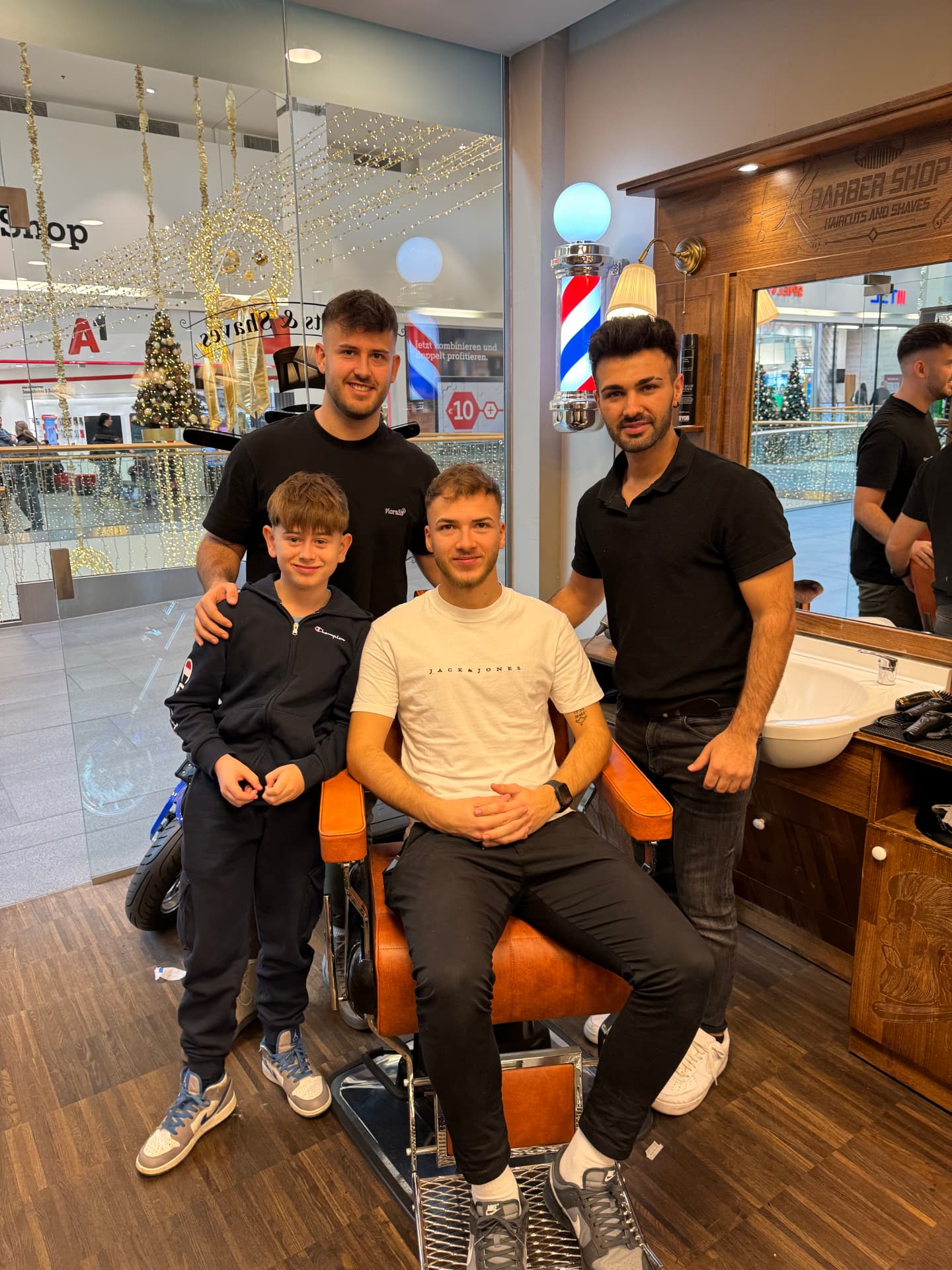 Kundenfoto im Salon — Cut & Co Barbershop Graz
