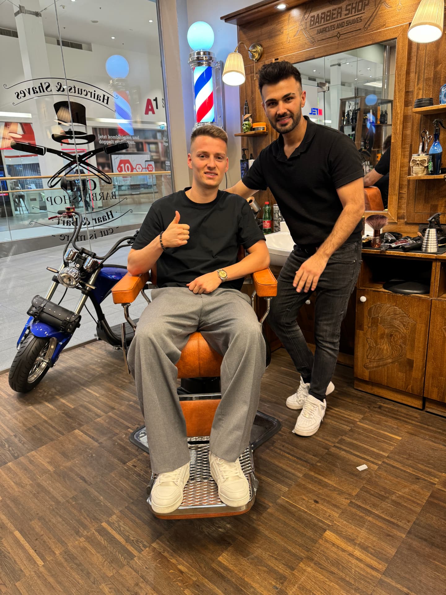 Kundenfoto im Salon — Cut & Co Barbershop Graz